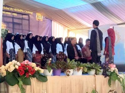 Acara kelulusan siswa-siswi SMP Negeri 1 Cikidang, Kecamatan Cikidang, Kabupaten Sukabumi diselenggarakan dengan menyajikan berbagai pertunjukan