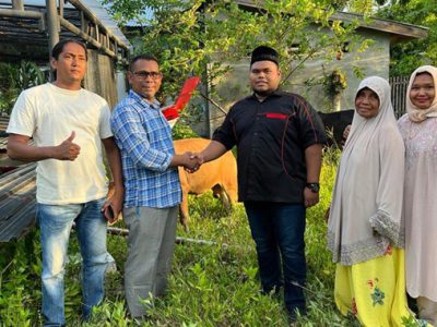 Bacaleg DPRK Bireuen dari Fraksi PKB dapil Kota Juang-Kuala, Muhammad Arief menyerahkan bantuan 20 ekor sapi qurban secara simbolis