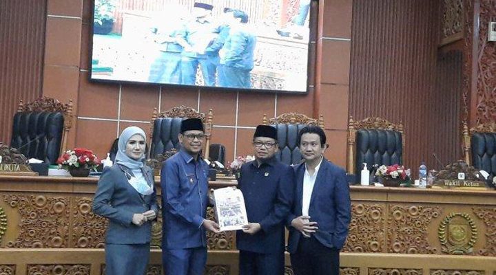 DPRD Kota Depok mengesahkan dua Rancangan Peraturan Daerah (Raperda) menjadi Peraturan Daerah (Perda) dalam Rapat Paripurna, Kamis (15/6/2023).