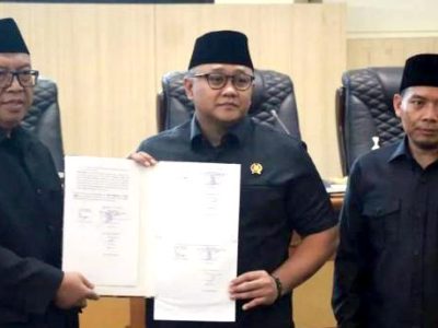 Bupati Sukabumi, H. Marwan Hamami menghadiri Rapat Paripurna Dewan Perwakilan Daerah Kabupaten Sukabumi Dalam Rangka Persetujuan Bersama atas Raperda Tentang Perubahan Atas Peraturan Daerah Nomor 9 Tahun 2009