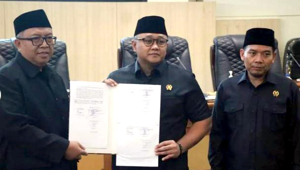 Bupati Sukabumi, H. Marwan Hamami menghadiri Rapat Paripurna Dewan Perwakilan Daerah Kabupaten Sukabumi Dalam Rangka Persetujuan Bersama atas Raperda Tentang Perubahan Atas Peraturan Daerah Nomor 9 Tahun 2009