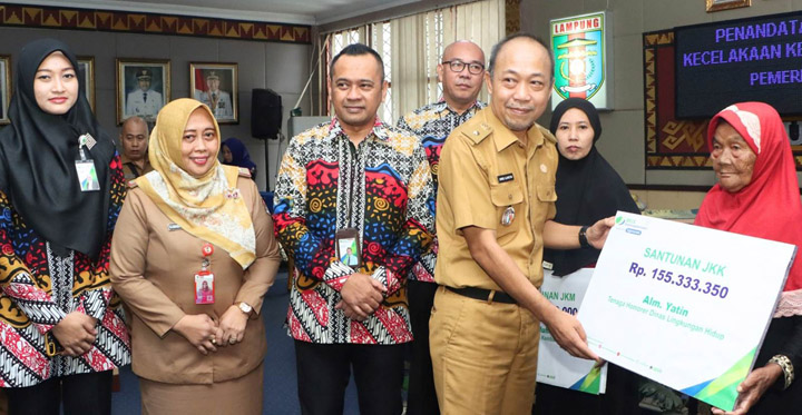Pemerintah Kabupaten (Pemkab) Lampung Utara melakukan penandatanganan kerjasama Pusat Pelayanan Kecelakaan Kerja (PLKK) dan penyerahan santunan dari Badan Penyelenggara Jaminan Sosial (BPJS) Ketenagakerjaan