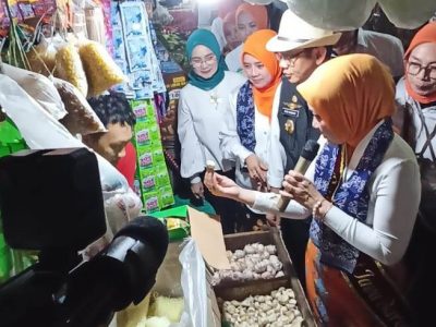 Mengawali kegiatan Sarling Jabar (Siaran Keliling Jawa Barat) di Kabupaten Bekasi, Ketua TP PKK Provinsi Jawa Barat, Atalia Praratya Ridwan Kamil, didampingi Pj Bupati Bekasi Dani Ramdan dan Pj Ketua TP PKK Kabupaten Bekasi, Ria Sabaria, mengunjungi Pasar Tambun