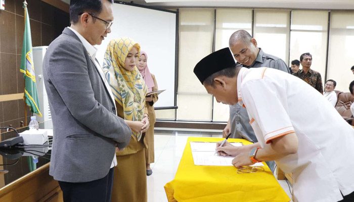 Pemerintah Kabupaten Bekasi melalui Badan Kesatuan Bangsa dan Politik (Kesbangpol) melaksanakan penandatanganan Berita Acara Serah Terima Bantuan Keuangan kepada Partai Politik