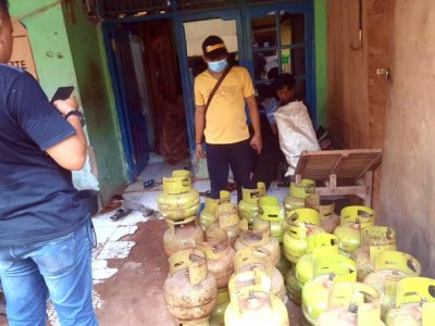 Jajaran Satreskrim Polsek Cileungsi, Polres Bogor membongkar praktik pengoplosan gas elpiji subsidi ke gas non subsidi rumahan