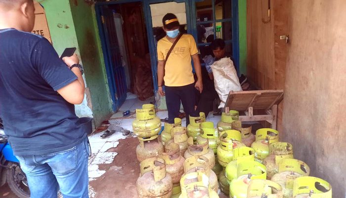 Jajaran Satreskrim Polsek Cileungsi, Polres Bogor membongkar praktik pengoplosan gas elpiji subsidi ke gas non subsidi rumahan
