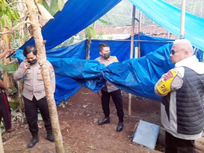 Penyidik dari Satuan Reskrim Polres Sukabumi melakukan autopsi terhadap jenazah almarhum Mandala Aditya Pratama Bin Maman (13), seorang pelajar SMP di Ciambar Kecamatan Ciambar, Kabupaten Sukabumi yang meninggal pada saat kegiatan pengenalan lingkungan sekolah (MPLS), Selasa (25/7/2023),