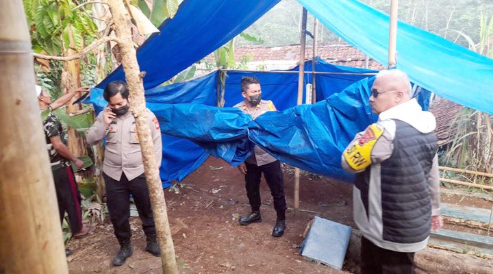 Penyidik dari Satuan Reskrim Polres Sukabumi melakukan autopsi terhadap jenazah almarhum Mandala Aditya Pratama Bin Maman (13), seorang pelajar SMP di Ciambar Kecamatan Ciambar, Kabupaten Sukabumi yang meninggal pada saat kegiatan pengenalan lingkungan sekolah (MPLS), Selasa (25/7/2023),