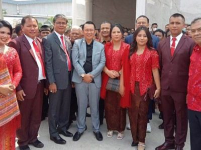 Pj Bupati Bekasi, Dani Ramdan foto bersama keluarga RZ Simanjuntak usai peresmian gedung Graha Tiara, Sabtu (29/7/2023)