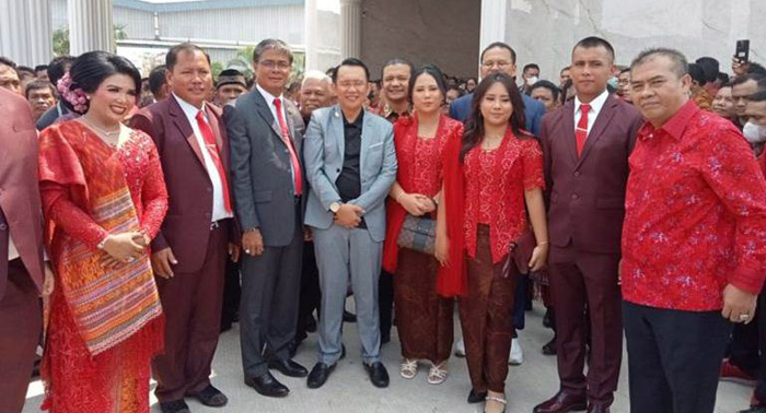 Pj Bupati Bekasi, Dani Ramdan foto bersama keluarga RZ Simanjuntak usai peresmian gedung Graha Tiara, Sabtu (29/7/2023)