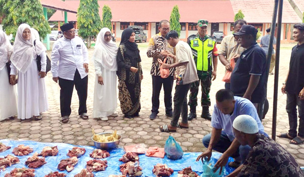 Selenggarakan Kurban, Kepala SMA Negeri 1 Jeunieb Diapresiasi Kacabdin Bireue