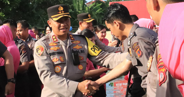 Kapolres Sukabumi, AKBP Maruly Pardede menerima laporan Korps Raport Kenaikan Pangkat Personel Polres Sukabumi periode 1 Juli 2023
