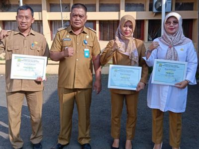 Sebanyak 3 pegawai yang menerima penghargaan terbaik tersebut diantaranya 2 orang PNS dan 1 orang pelaksana harian lepas (PHL)