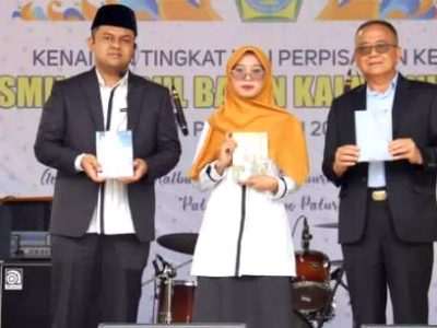 Wakil Bupati Sukabumi, H. Iyos Somantri mewakili bupati menghadiri acara Gentra Katineung Kalbu kelas XII SMK Nurul Bayan Kalapanunggal