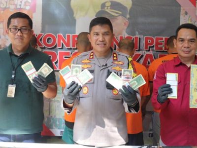 Satreskrim Polres Sukabumi melaksanakan pers rilis terkait dengan pengungkapan perkara memperjual-belikan uang palsu