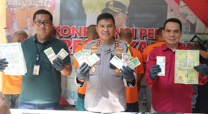 Satreskrim Polres Sukabumi melaksanakan pers rilis terkait dengan pengungkapan perkara memperjual-belikan uang palsu