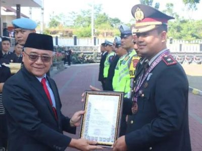 Wakil Bupati Sukabumi, H. Iyos Somantri beserta Forkopimda Kabupaten Sukabumi menghadiri upacara peringatan HUT ke 77 Bhayangkara di Lapang Cangehgar-Palabuhanratu