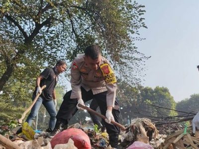 Peduli lingkungan, Kepolisian Sektor (Polsek) Cileungsi Polres Bogor dan jajaranya bebersih bareng Pemerintah Cileungsi dan warga sekitar, di bawah Flyover Cileungsi