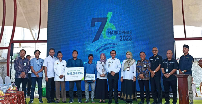 Pada kegiatan Kick Off  Hari Koperasi ke-76 tingkat Jawa Barat, Badan Amil Zakat Nasional (BAZNAS) Kabupaten Bekasi menyerahkan bantuan sarana dan modal usaha untuk pedagang kecil keliling.