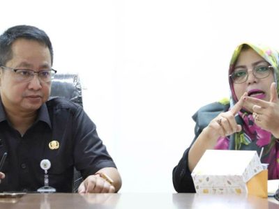 Kepala DPPKB Kabupaten Bekasi, Firzawati (kanan) bersama Kadiskominfosantik, Yan Yan Akhmad Kurnia (kiri).
