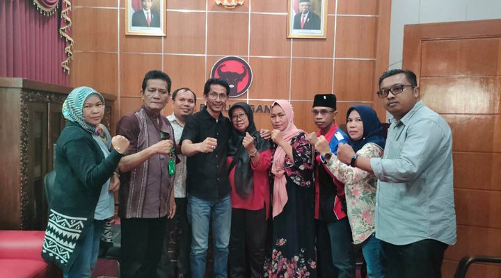 Warga Desa Muktiwari bersama Lembaga Aspirasi Masyarakat Indonesia (LAMI) melakukan audiensi untuk menyampaikan aspirasi ke DPRD Kabupaten Bekas
