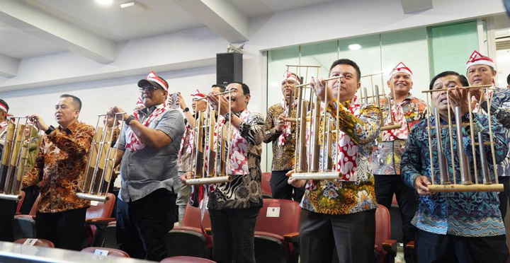 Pecahkan rekor dunia (Guinness World Records), 3.000 praja IPDN Kemendagri turut berpartisipasi dalam pergelaran angklung terbesar di dunia