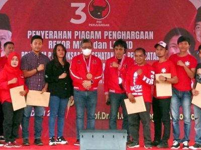 Dewan Pimpinan Cabang (DPC) PDI Perjuangan Kabupaten Bogor kembali melanjutkan program pemeriksaan kesehatan dan pengobatan disertai pembagian kacamata baca secara gratis