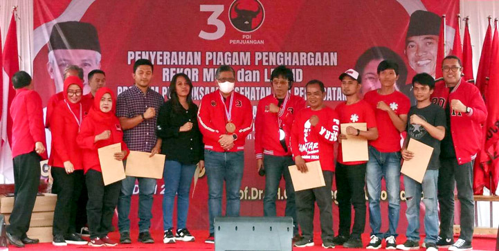 Dewan Pimpinan Cabang (DPC) PDI Perjuangan Kabupaten Bogor kembali melanjutkan program pemeriksaan kesehatan dan pengobatan disertai pembagian kacamata baca secara gratis