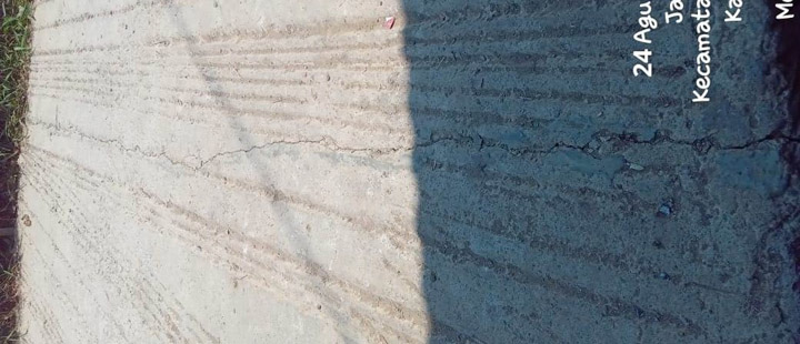 Pembangunan infrastruktur jalan rabat beton di Kampung Cikoneng, RT 01/04, Desa Sukamakmur, Kecamatan Sukamakmur, Kabupaten Bogor, baru tiga bulan dibangun sudah mulai mengalami kerusakan