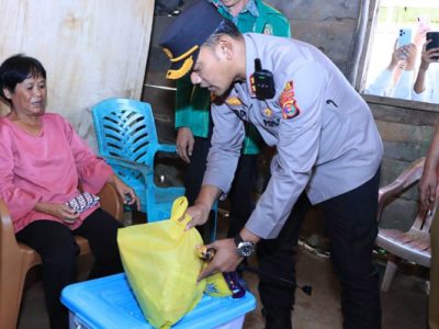 Salah seorang warga penderita penyakit kelenjar getah bening di Desa Surakarta, Kecamatan Abung Timur mendapat bantuan sosial dari Polres Lampung Utara