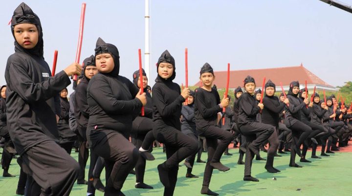 Ribuan penari Silat Ujungan memperagakan kebolehannya tampil memeriahkan puncak peringatan Hari Jadi Kabupaten Bekasi ke 73
