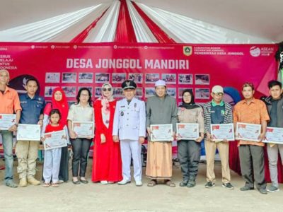 Dalam memperingati HUT RI ke-78, pemerintah Desa Jonggol mengadakan acara penganugerahan di berbagai bidang kepada masyarakat