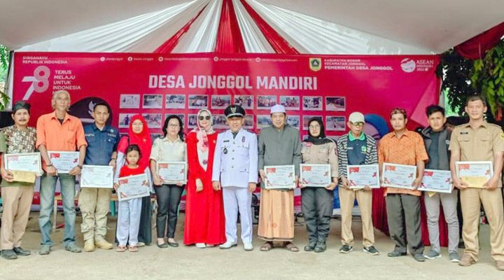 Dalam memperingati HUT RI ke-78, pemerintah Desa Jonggol mengadakan acara penganugerahan di berbagai bidang kepada masyarakat