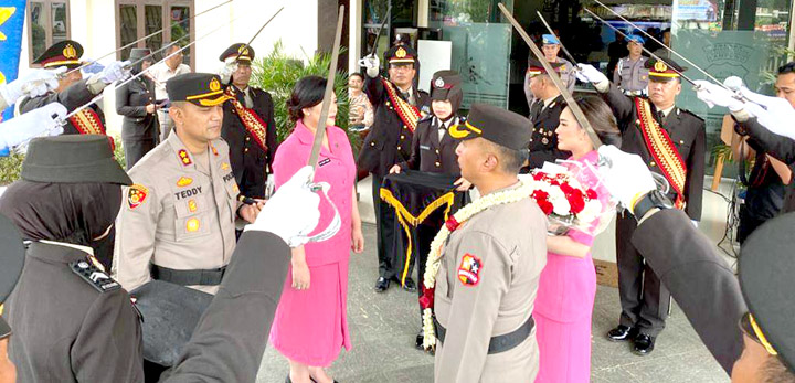 Polres Lampung Utara menggelar upacara Farewell And Wellcome Parade dalam rangkaian acara pisah sambut Kapolres Lampung Utara