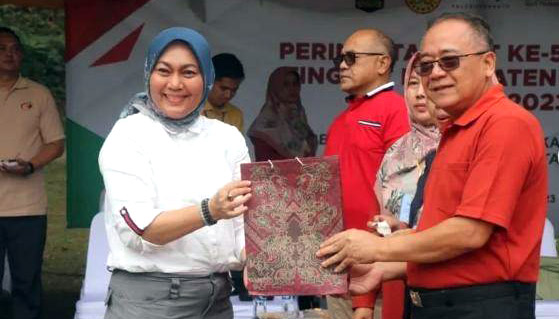 Wakil Bupati Sukabumi, H. Iyos Somantri menghadiri puncak Peringatan Hari Ulang Tahun (HUT) Ke 56 Persatuan Wanita Olahraga Seluruh Indonesia (Perwosi) tingkat Kabupaten Sukabumi
