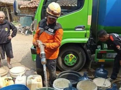 Perumdam TJM Cabang Purabaya-Sagaranten menyalurkan air bersih kepada beberapa warga yang kekurangan air