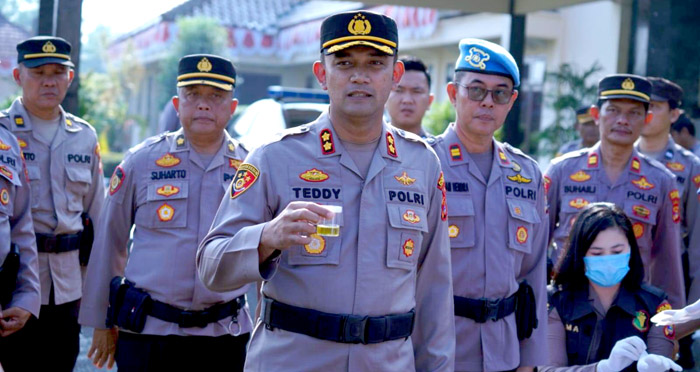 Kepala Kepolisian Resor Lampung Utara, AKBP Teddy Rachesna, S.H., S.I.K., M.Si., memimpin apel pagi perdana