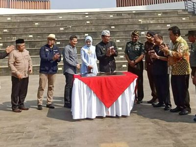 Gubernur Jawa Barat, Ridwan Kamil didampingi Ketua TP PKK Provinsi Jawa Barat, Atalia Praratya dan Sekretaris Daerah Kabupaten Bekasi, Dedy Supriyadi meresmikan secara langsung Alun-alun Setu Ajarwana