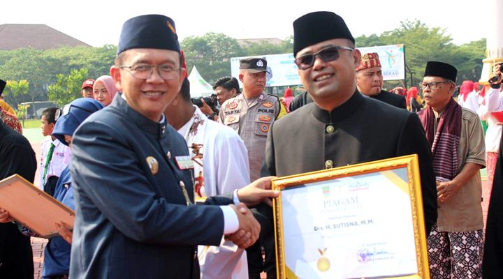 Pemerintah Kabupaten Bekasi menggelar Apel Hari Jadi Kabupaten Bekasi Ke-73 di Lapangan Plaza Pemkab Bekasi