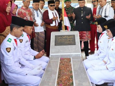 Asisten Pemerintahan dan Kesra (Asda 1) Setda Kabupaten Bekasi, Sri Enny Mainiarti melepas peserta Kirab Kebangsaan dan Pawai Budaya yang mengambil titik start di Makam Pahlawan Nasional KH. Noer Alie