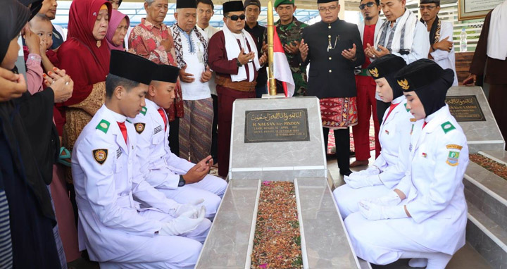 Asisten Pemerintahan dan Kesra (Asda 1) Setda Kabupaten Bekasi, Sri Enny Mainiarti melepas peserta Kirab Kebangsaan dan Pawai Budaya yang mengambil titik start di Makam Pahlawan Nasional KH. Noer Alie