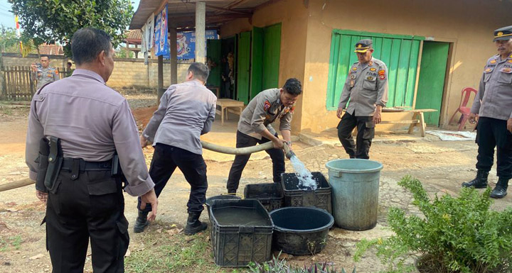 Sejumlah masyarakat di Kabupaten Lampung Utara mendapat bantuan air dari Kepolisian Resor Lampung Utara