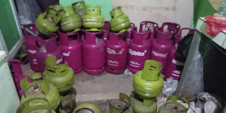 Gudang oplosan gas elpiji 3 kg ilegal di Kampung Cibereum, RT 05, RW 05, Desa Cileungsi Kidul, Kecamatan Cileungsi, Kabupaten Bogor digerebek polisi