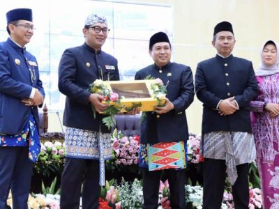 Gubernur Jawa Barat, Ridwan Kamil menghadiri Rapat Paripurna DPRD Kabupaten Bekasi dalam rangka tasyakuran Hari Jadi Kabupaten Bekasi Ke-73