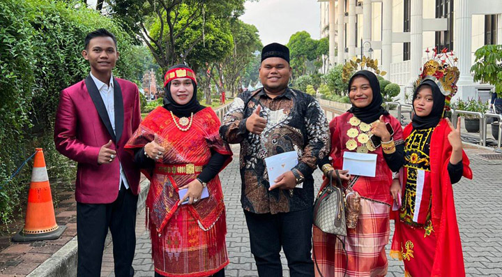 Bacaleg DPRK Bireuen dari Fraksi PKB Dapil Kota Juang Bireuen, Muhammad Arief mengikuti upacara bendera di Istana Merdeka, Kamis (17/8/2023).