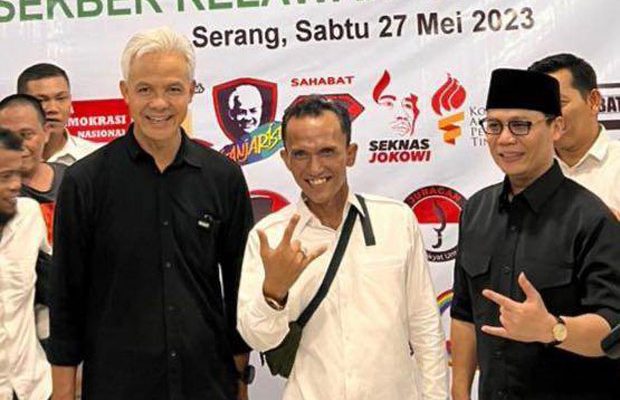 Walman Siagian (tengah) bersama Calon Presiden RI, Ganjar Pranowo (kiri)