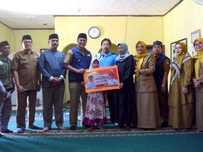 Wali Kota Sukabumi, Achmad Fahmi menyerahkan bantuan donasi Udunan Online kepada Fara Nuraeni