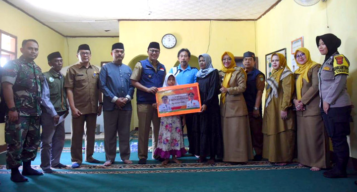 Wali Kota Sukabumi, Achmad Fahmi menyerahkan bantuan donasi Udunan Online kepada Fara Nuraeni