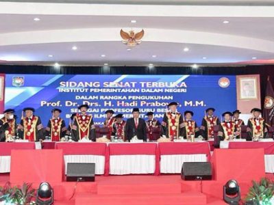 Rektor Insitut Pemerintahan Dalam Negeri (IPDN), Prof. Dr. Drs. H. Hadi Prabowo., M.M resmi dikukuhkan sebagai profesor atau guru besar dalam bidang ilmu pemerintahan IPDN
