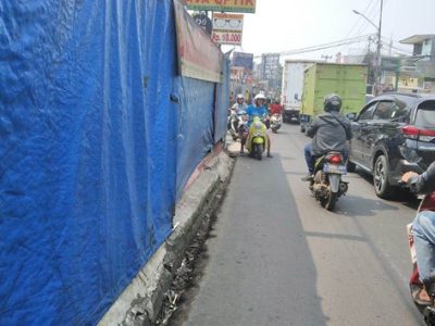 PKL berjualan atau membuka lapak di bahu jalan. Selain menimbulkan kemacetan, PKL juga merampas hak pejalan kaki dan membuat semrawut wajah kota